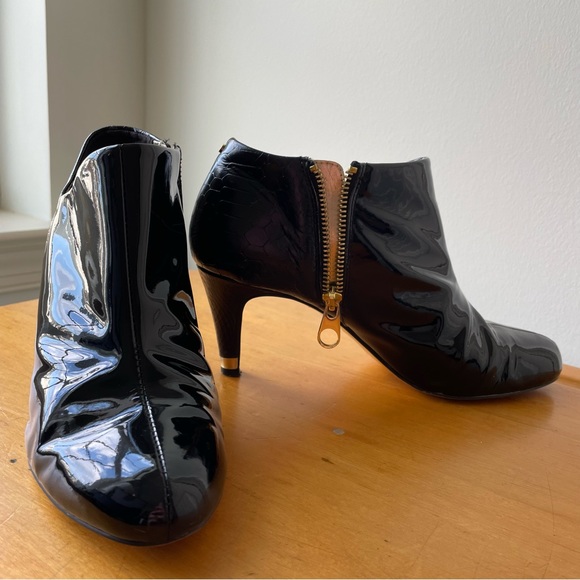 GORGEOUS Ted Baker London patent leather booties with bold gold accents! 38.5 - Picture 11 of 16